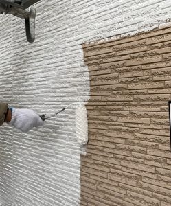 外壁塗装 ローラー 塗装中⑤